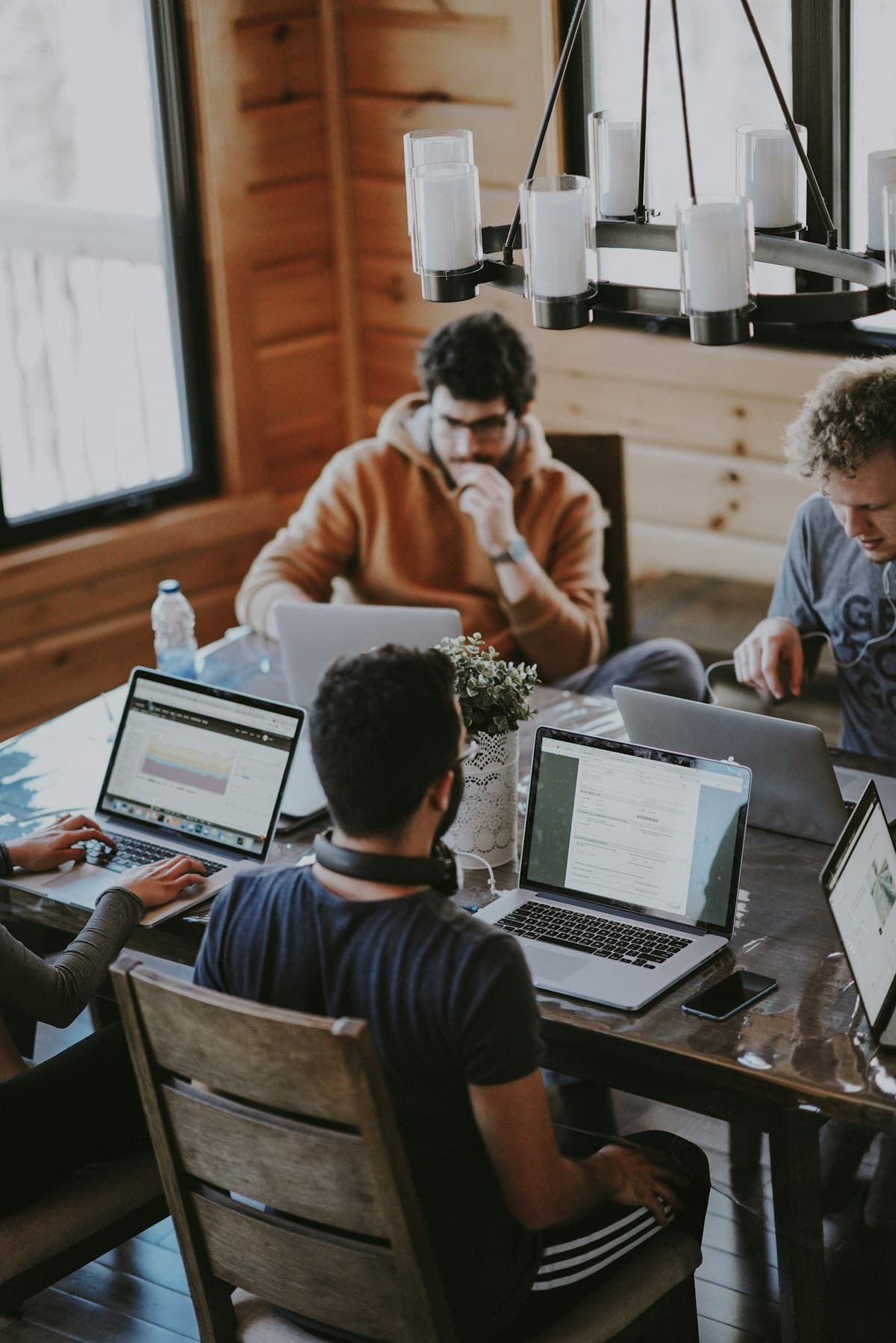 Equipo colaborando con herramientas digitales para organizar su trabajo